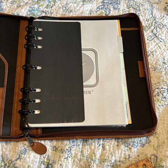 Vintage Day Timer brown leather planner/ folder. Zipper close. Nice worn leather - Picture 4 of 8